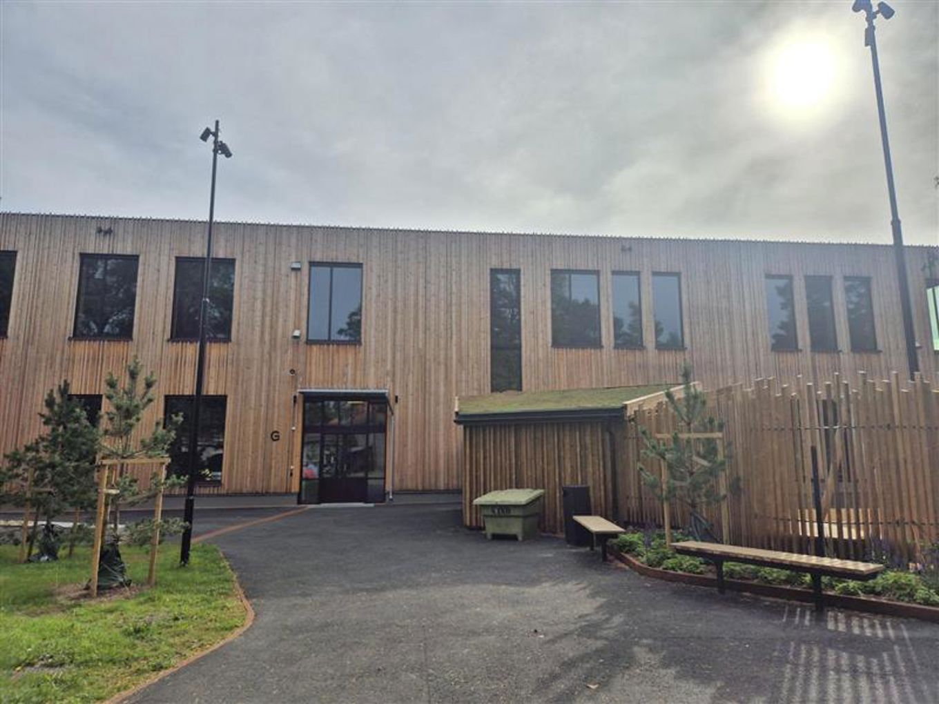 en bygning med et gjerde rundt