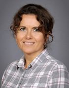 et nærbilde av en person som smiler