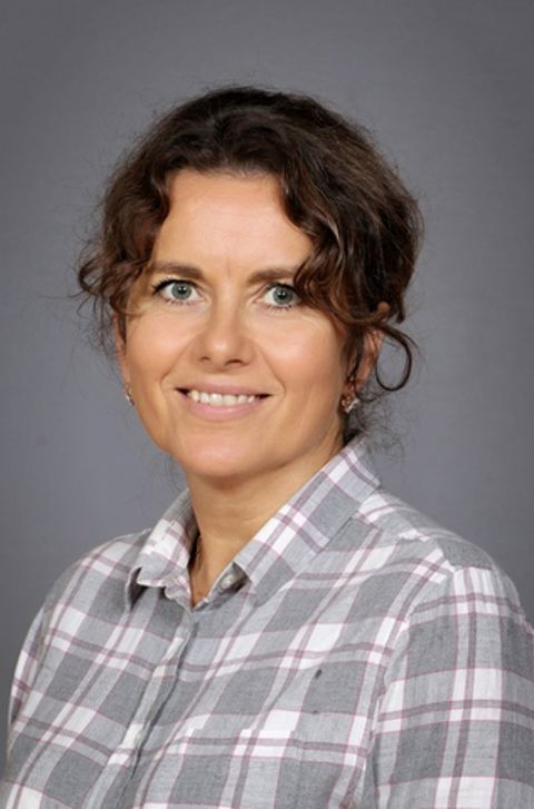 et nærbilde av en person som smiler