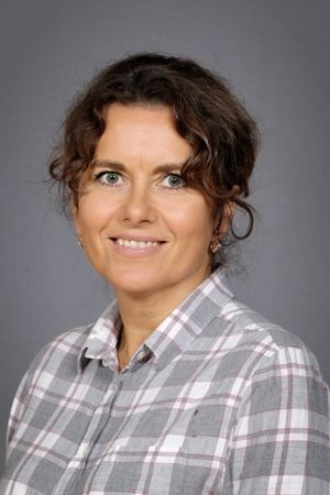 et nærbilde av en person som smiler