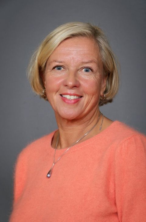 en person iført rød skjorte