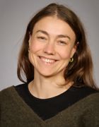 et nærbilde av en person som smiler