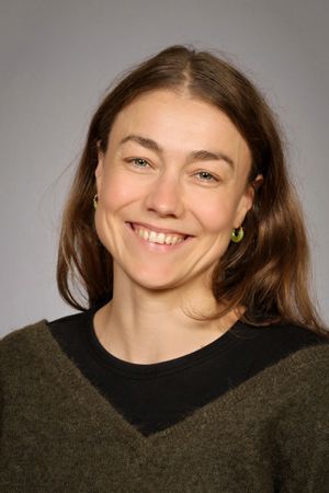 et nærbilde av en person som smiler