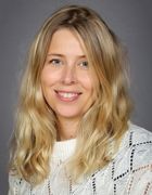 En person som smiler til kameraet
