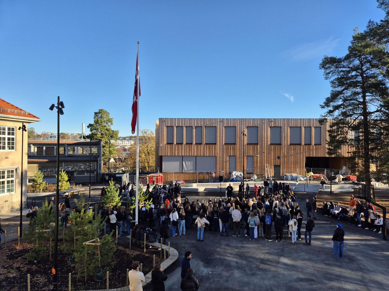 en gruppe mennesker utenfor en bygning en gruppe mennesker utenfor en bygning