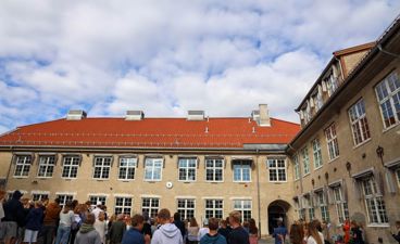 en gruppe mennesker utenfor en bygning