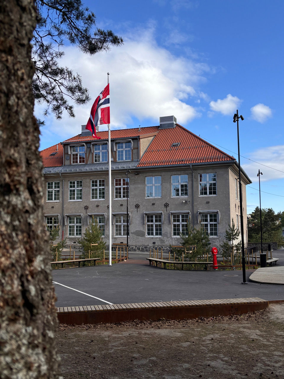 Foto: Arild Storm et flagg på en stang foran en bygning