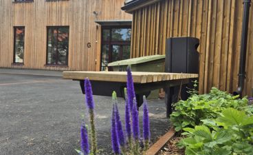 et blomsterbed foran en bygning