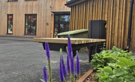 et blomsterbed foran en bygning