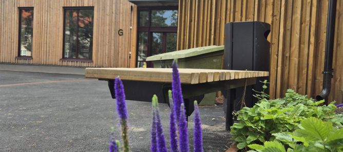 et blomsterbed foran en bygning