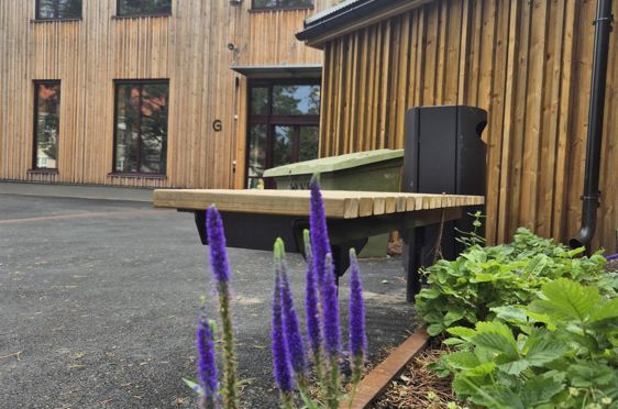 et blomsterbed foran en bygning