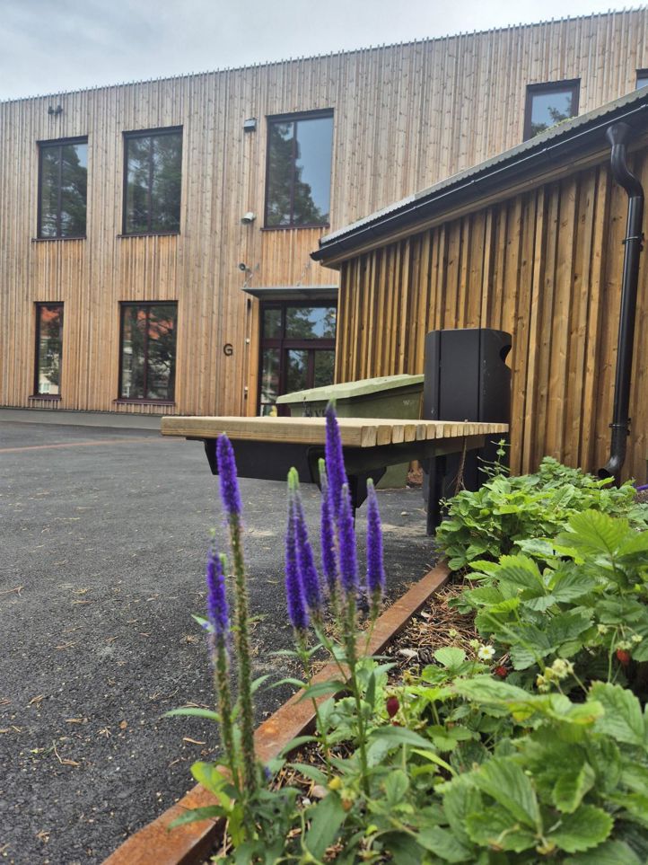 et blomsterbed foran en bygning