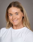 en person som smiler til kameraet