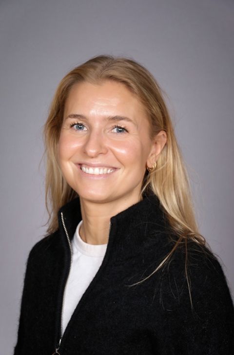 en person som smiler til kameraet