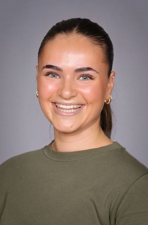en person som smiler til kameraet