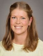 Et nærbilde av en person som smiler