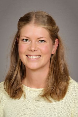 Et nærbilde av en person som smiler