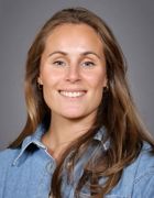 Et nærbilde av en person som smiler