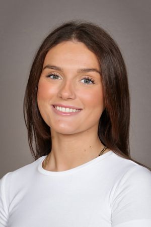 en person som smiler til kameraet