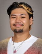 En person med bart og halskjede