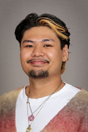 En person med bart og halskjede