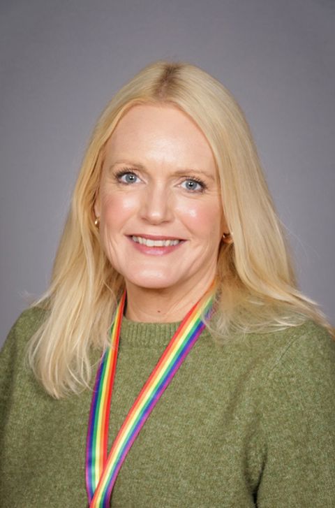 en person med blondt hår