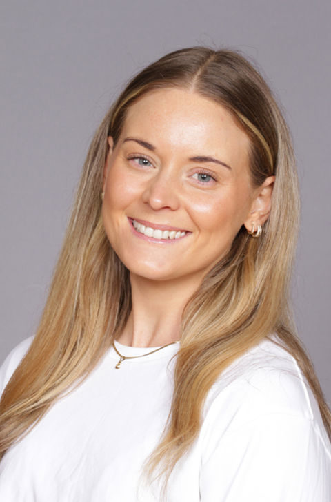 en person som smiler til kameraet