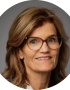 et nærbilde av en person som smiler