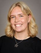 en person som smiler til kameraet