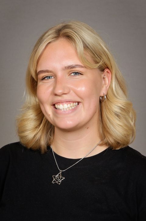 en person som smiler til kameraet