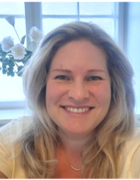 en person som smiler til kameraet