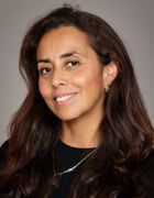 en person med langt hår som smiler