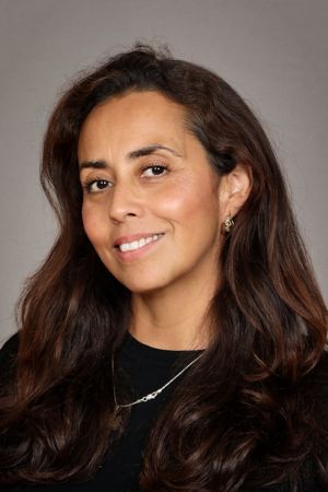 en person med langt hår som smiler