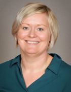 Et nærbilde av en person som smiler