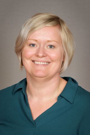 Et nærbilde av en person som smiler