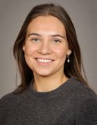 en person som smiler til kameraet