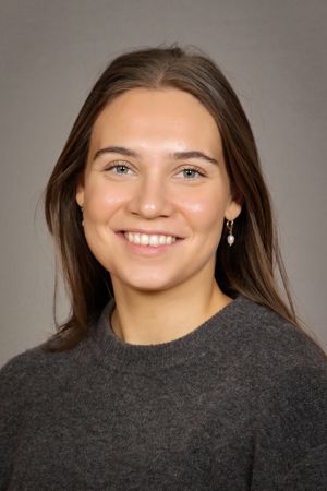 en person som smiler til kameraet