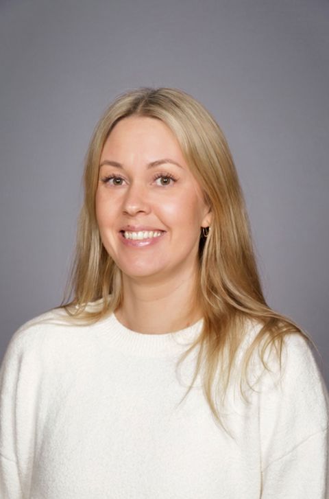 en person som smiler til kameraet