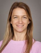 en person med langt hår som smiler