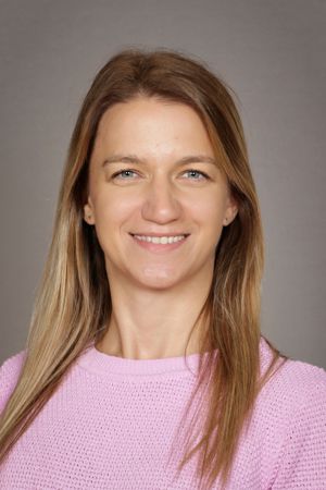 en person med langt hår som smiler