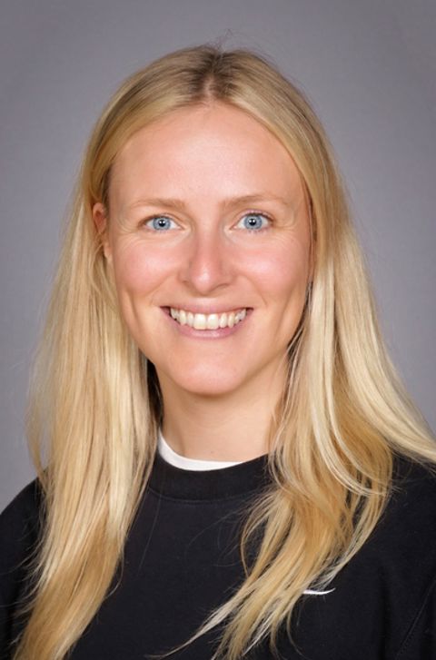 en person med blondt hår en person med blondt hår