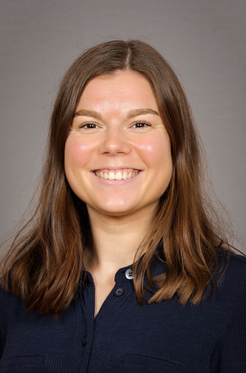 en person som smiler til kameraet