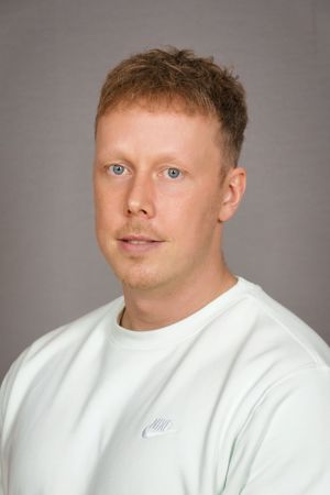 en person iført hvit skjorte