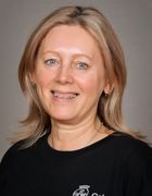 Et nærbilde av en person som smiler