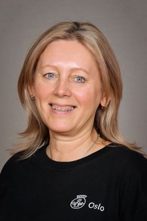 Et nærbilde av en person som smiler