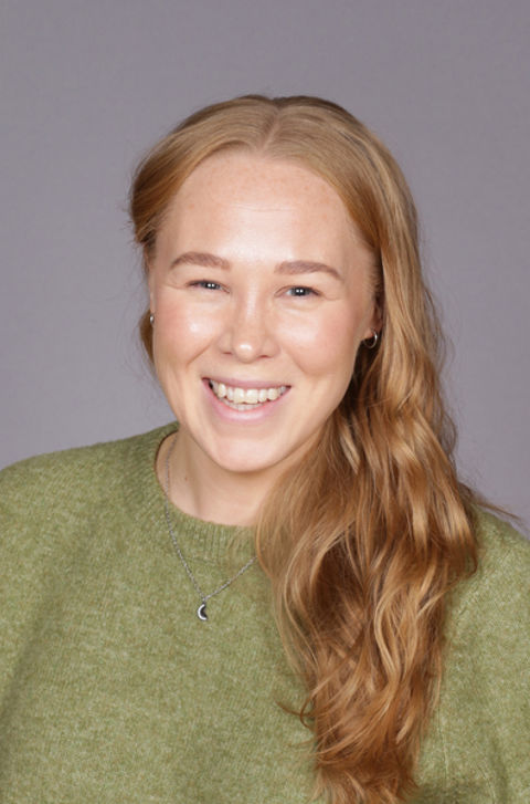 en person som smiler til kameraet