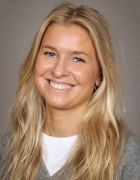 Et nærbilde av en person som smiler