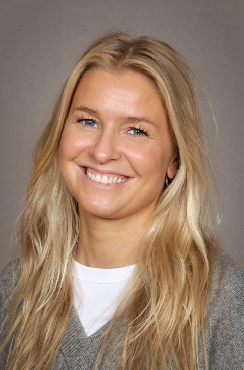 Et nærbilde av en person som smiler