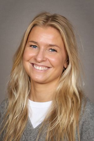 Et nærbilde av en person som smiler