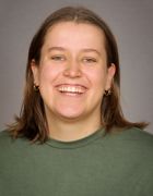 en person som smiler til kameraet